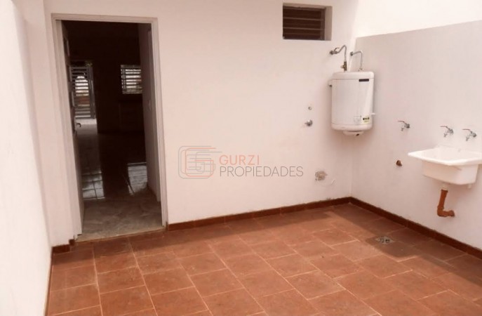 ALQUILER MONOAMBIENTE CON PATIO Y COCHERA SIN EXPENSAS!