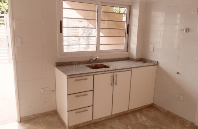 ALQUILER MONOAMBIENTE CON PATIO Y COCHERA SIN EXPENSAS!