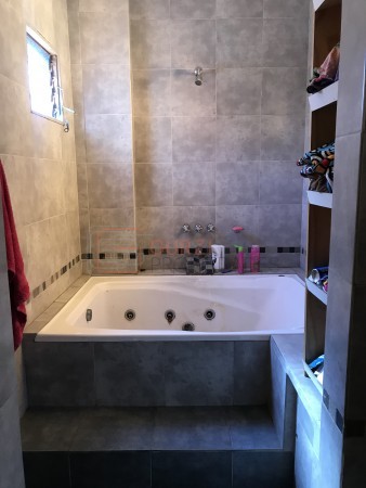 IDEAL CONSTRUCTOR - 2 CASAS SOBRE IMPORTANTE AVENIDA!!