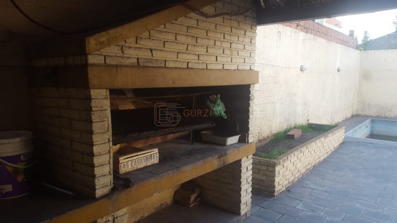 IDEAL CONSTRUCTOR - 2 CASAS SOBRE IMPORTANTE AVENIDA!!